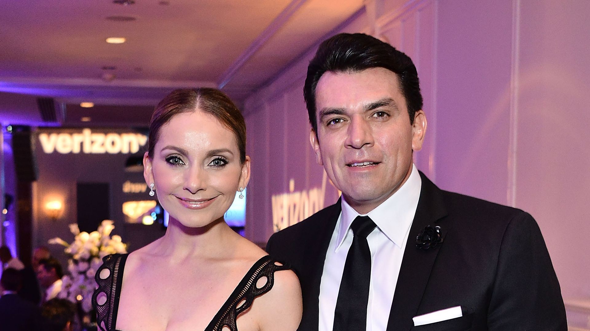 Elizabeth Álvarez, feliz de acompañar a Jorge Salinas en la graduación de su hija Valentina