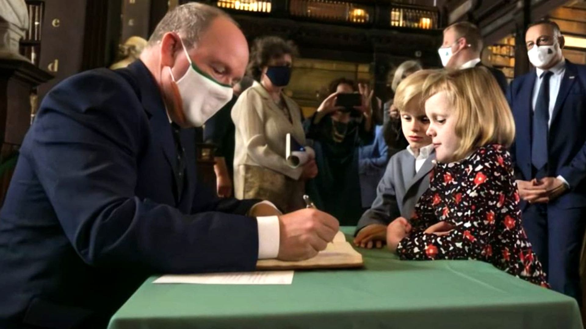 Alberto de Mónaco retoma su agenda y viaja a Irlanda con sus hijos tras el último ingreso de Charlene