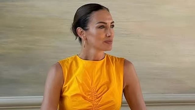 Nieves Álvarez con vestido amarillo en un evento