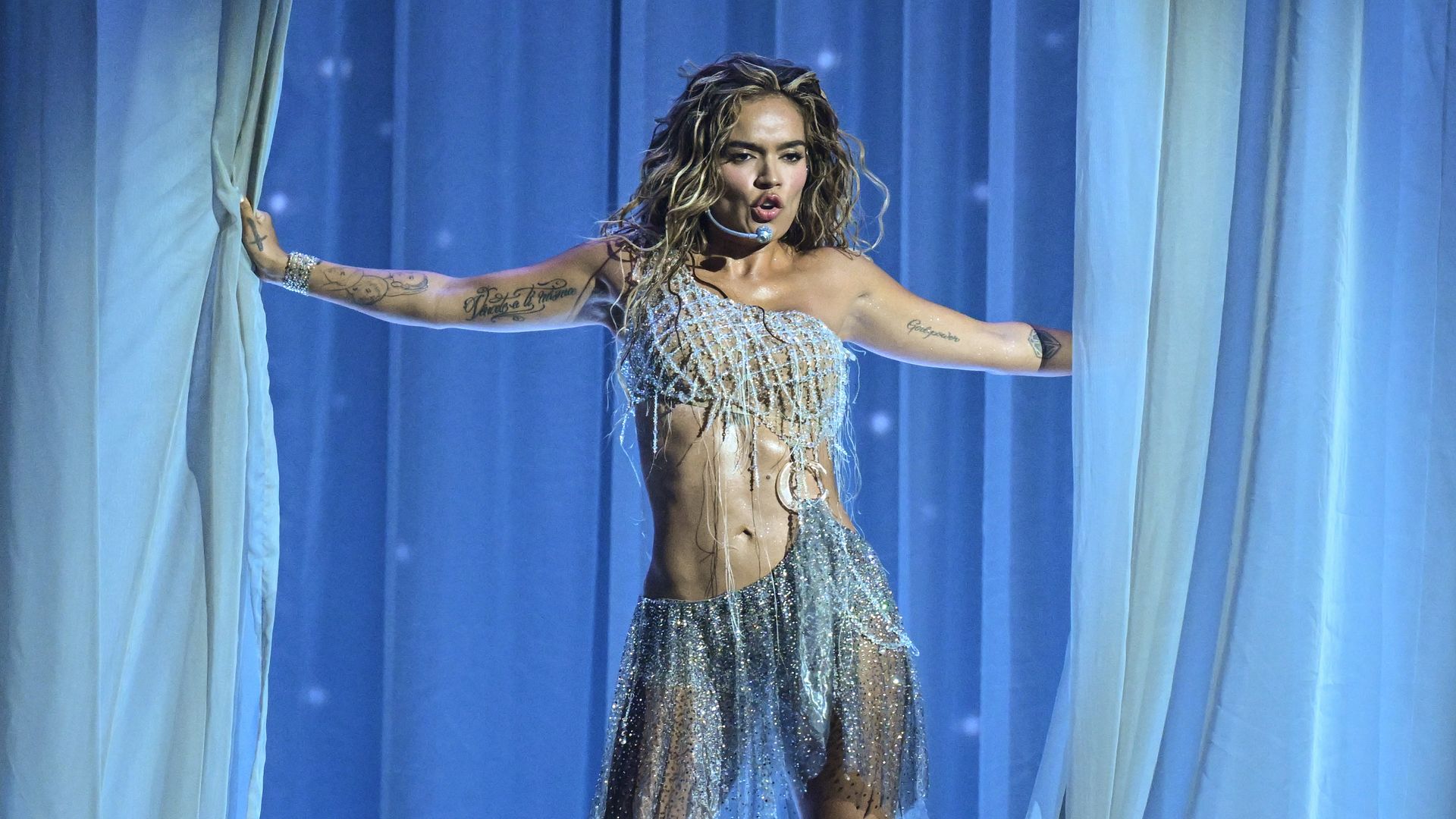 Muchos seguidores notaron una inspiración en Shakira para su look durante el performance.