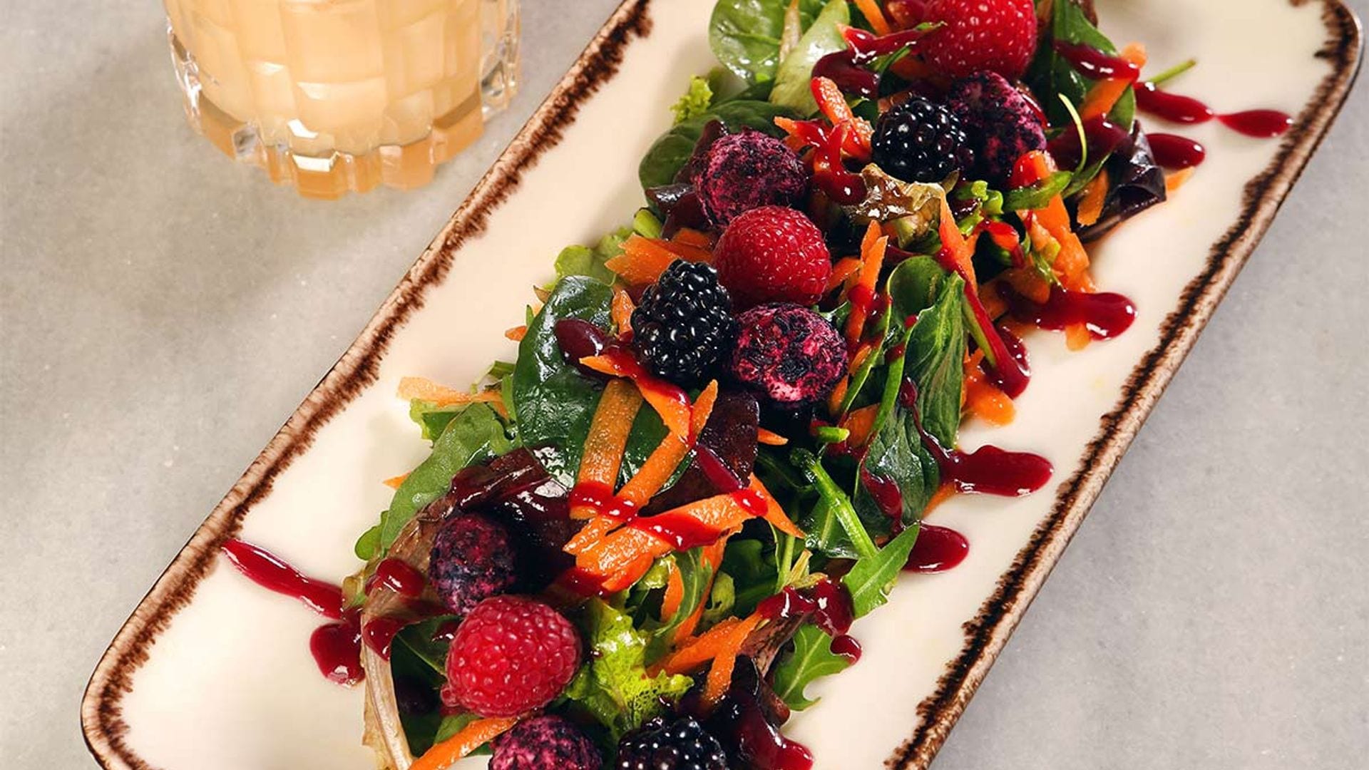 Ensalada de frutos rojos con queso de cabra y vinagreta de mezcal