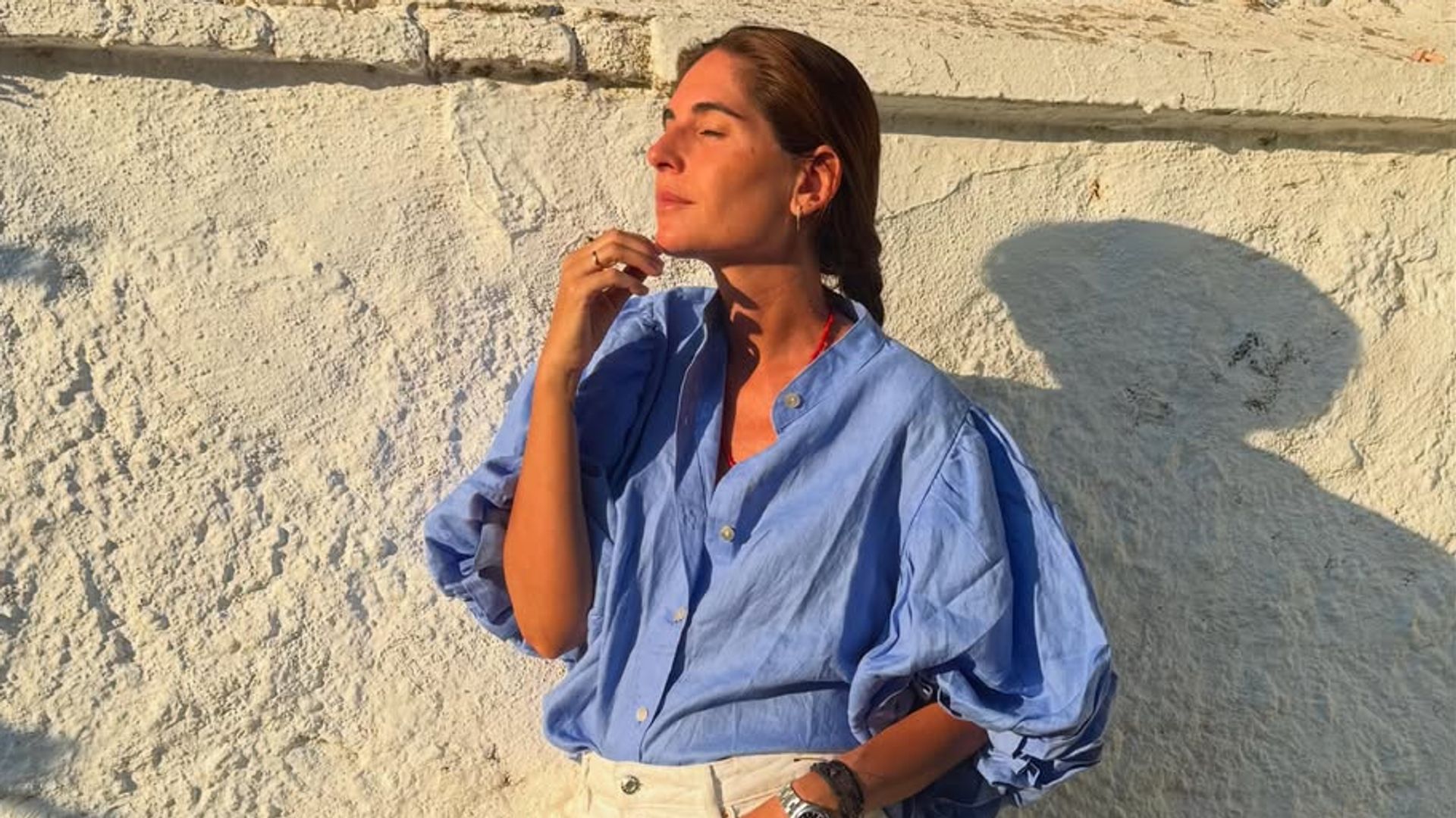 Lourdes Montes con blusa azul de lino de Monbali.