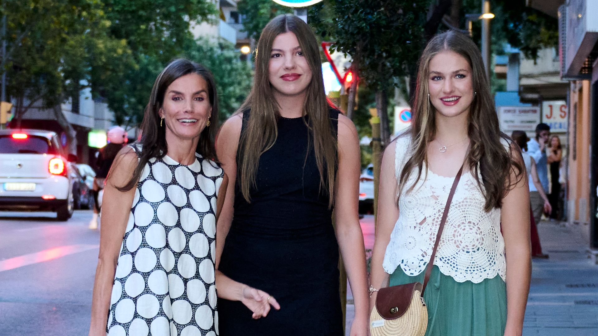 De bolsos artesanales al crochet: El estilo veraniego de la reina Letizia y sus hijas en Mallorca