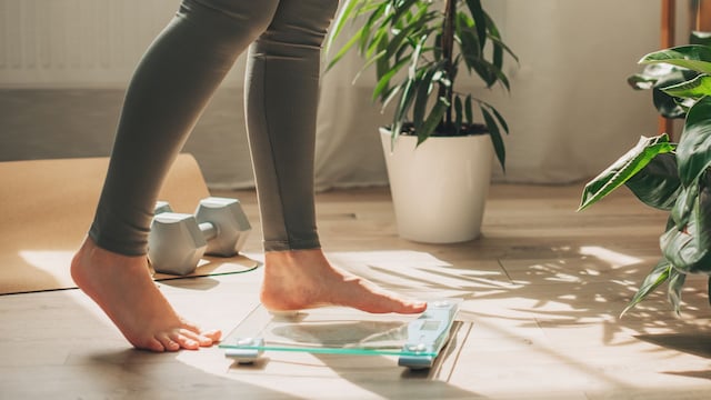 Una mujer en una báscula