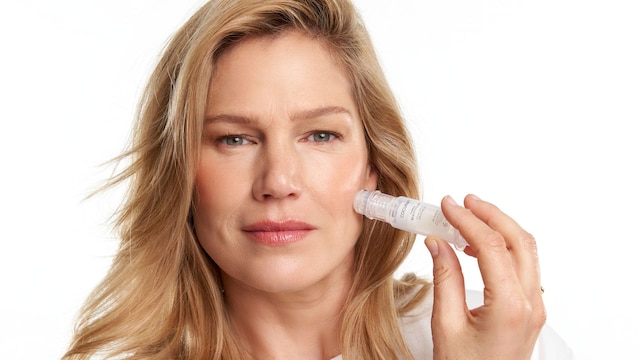 Rostro de mujer rubia utilizando el Clinical Beauty Filler de Cocunat