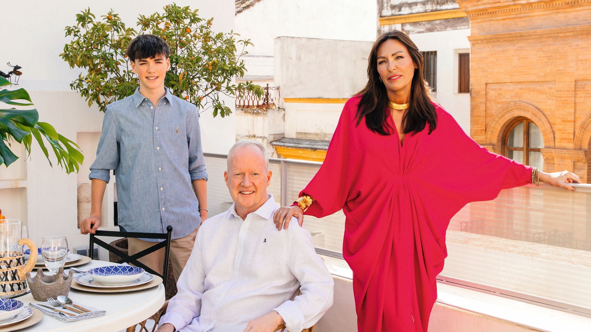 "A lo largo del año y durante las vacaciones, nos encanta organizar eventos para unas veinte personas. De hecho, la cena anual de chili con carne americana con pan de maíz se está convirtiendo ya en una tradición", cuenta Yolanda, que posa en la terraza con su marido y su hijo. 
