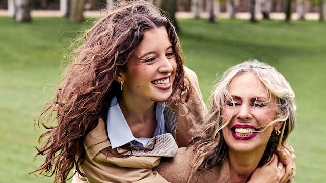 Miriam Díaz-Aroca con su hija, María Grant