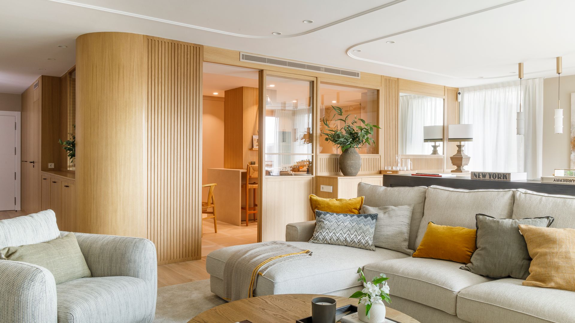 Salón con paso a la cocina