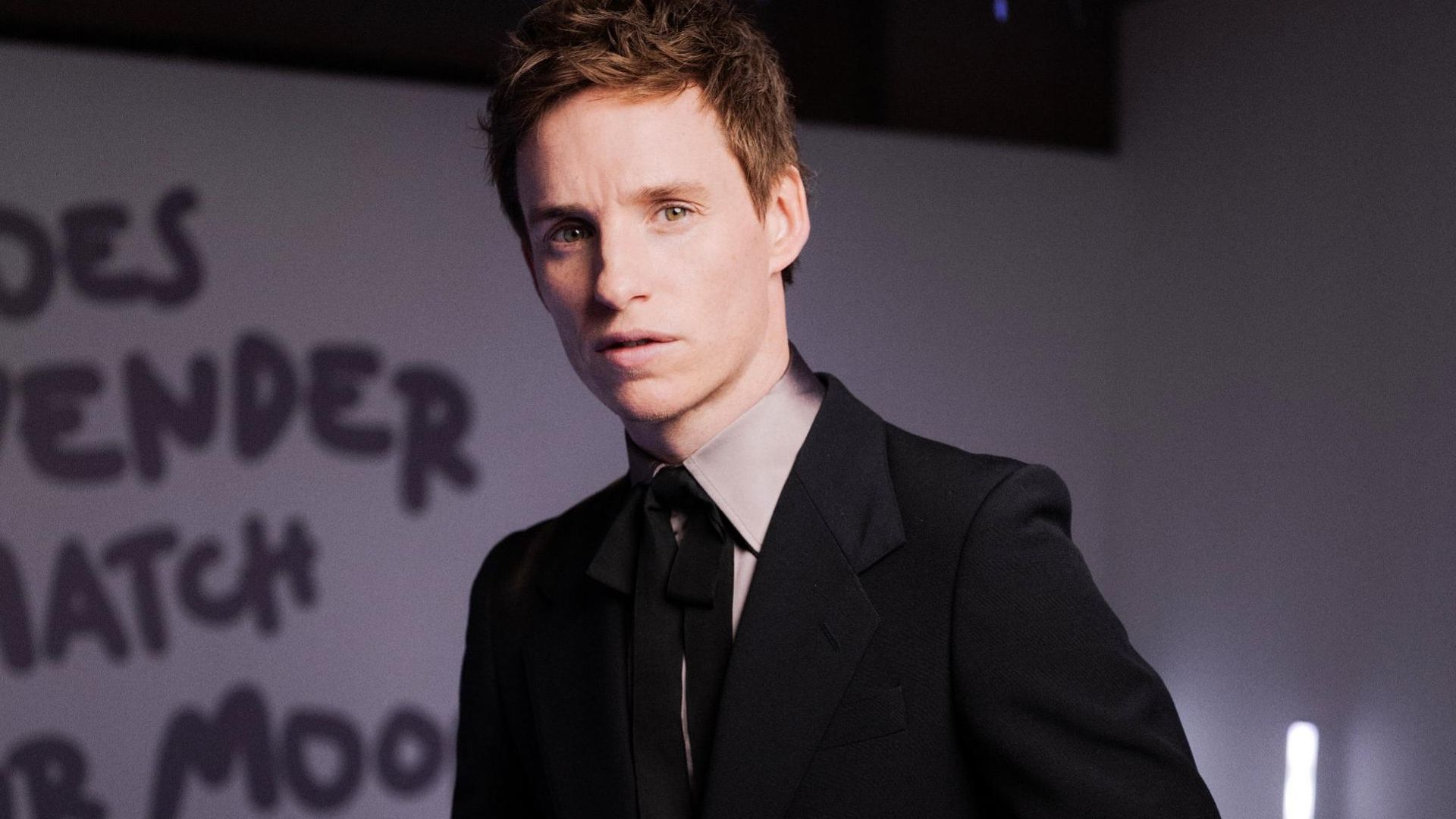 Hablamos con Eddie Redmayne de su familia en España, su daltonismo y pasión por el arte