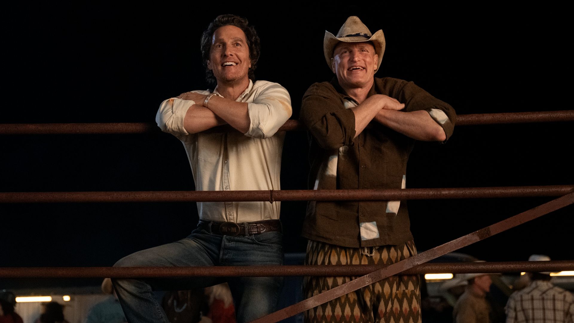 Matthew McConaughey y Woody Harrelson en "Brothers," de Apple TV+.