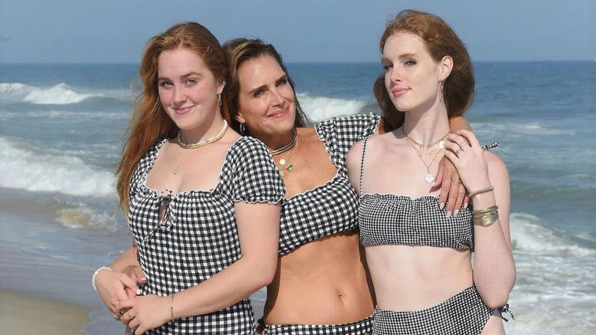 Brooke Shields, recuperada y posando en bañador con sus hijas, cinco meses después de su accidente