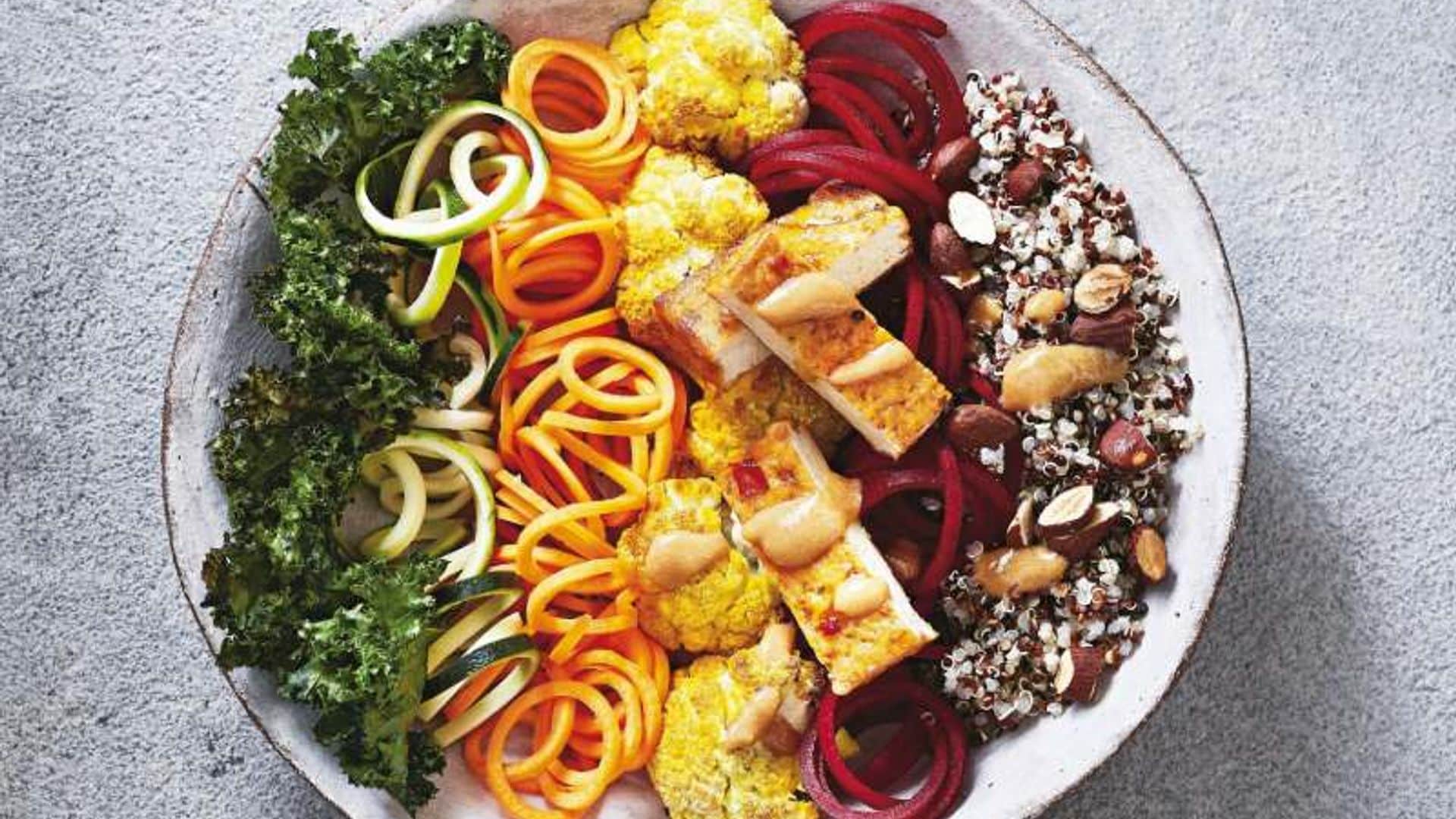 'Bowl' vegano con 'noodles' de colores