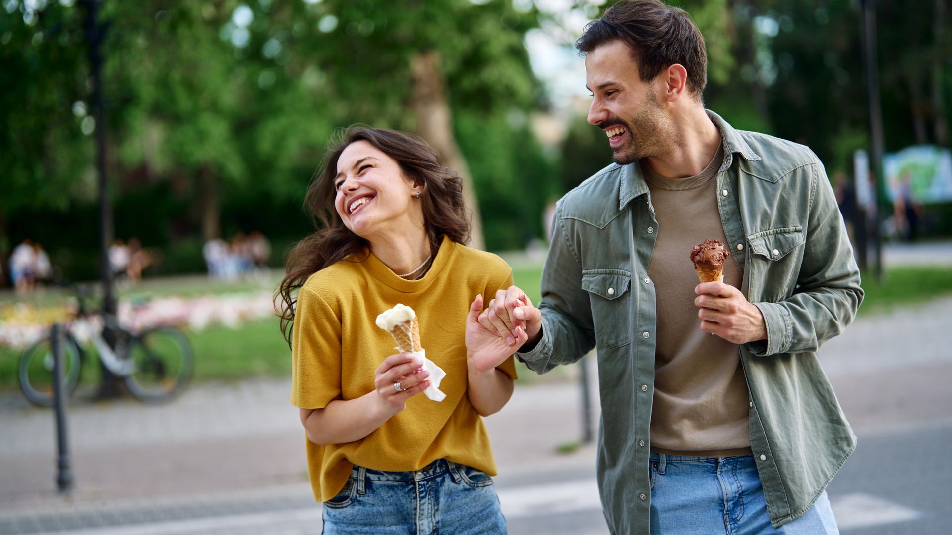 Pareja joven tomándose un helado en un parque