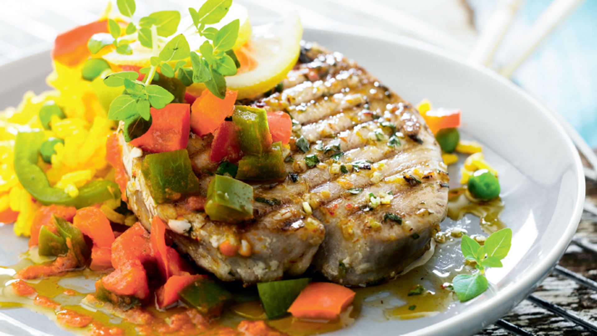 Bonito asado con ensalada de arroz y pimientos