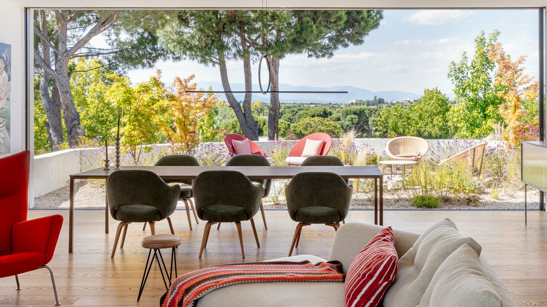 Versátil, ligera y con estilo: así es la nueva vida de la silla de comedor en la decoración moderna