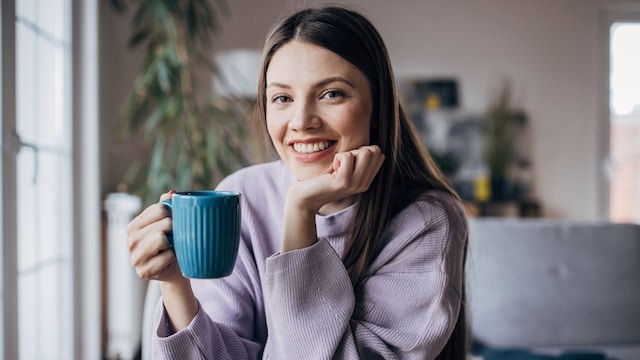 Mujer tomando una taza de té de ashwagandha