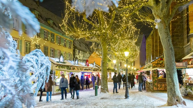 Mercado de Navidad nevado de Colmar, Alsacia, Francia