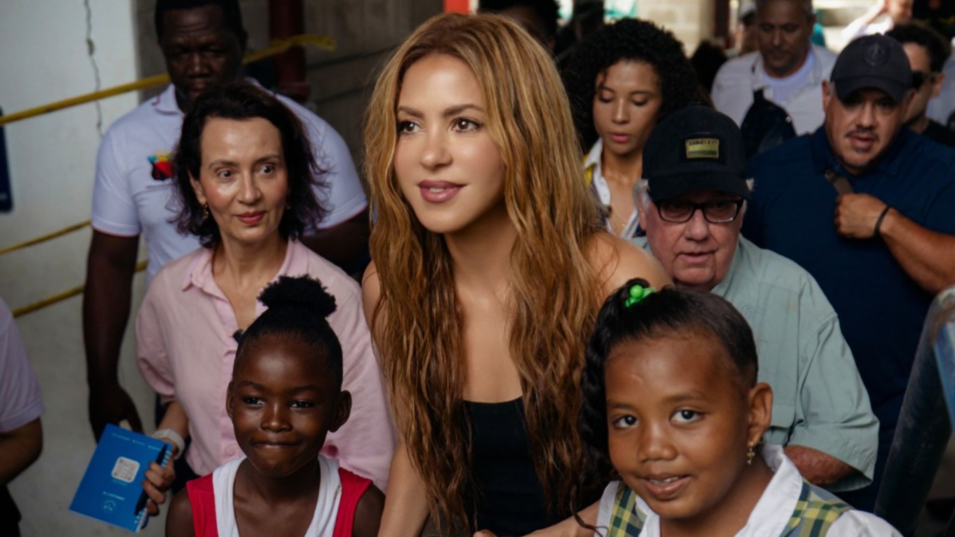 Shakira visitando Colombia tras el terremoto