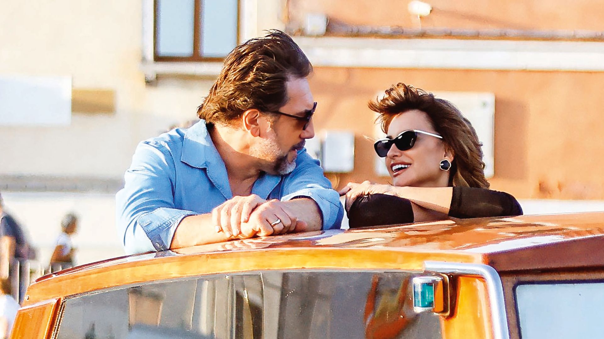 Javier Bardem y Penélope Cruz, mirándose, cómplices, a su llegada a Venecia