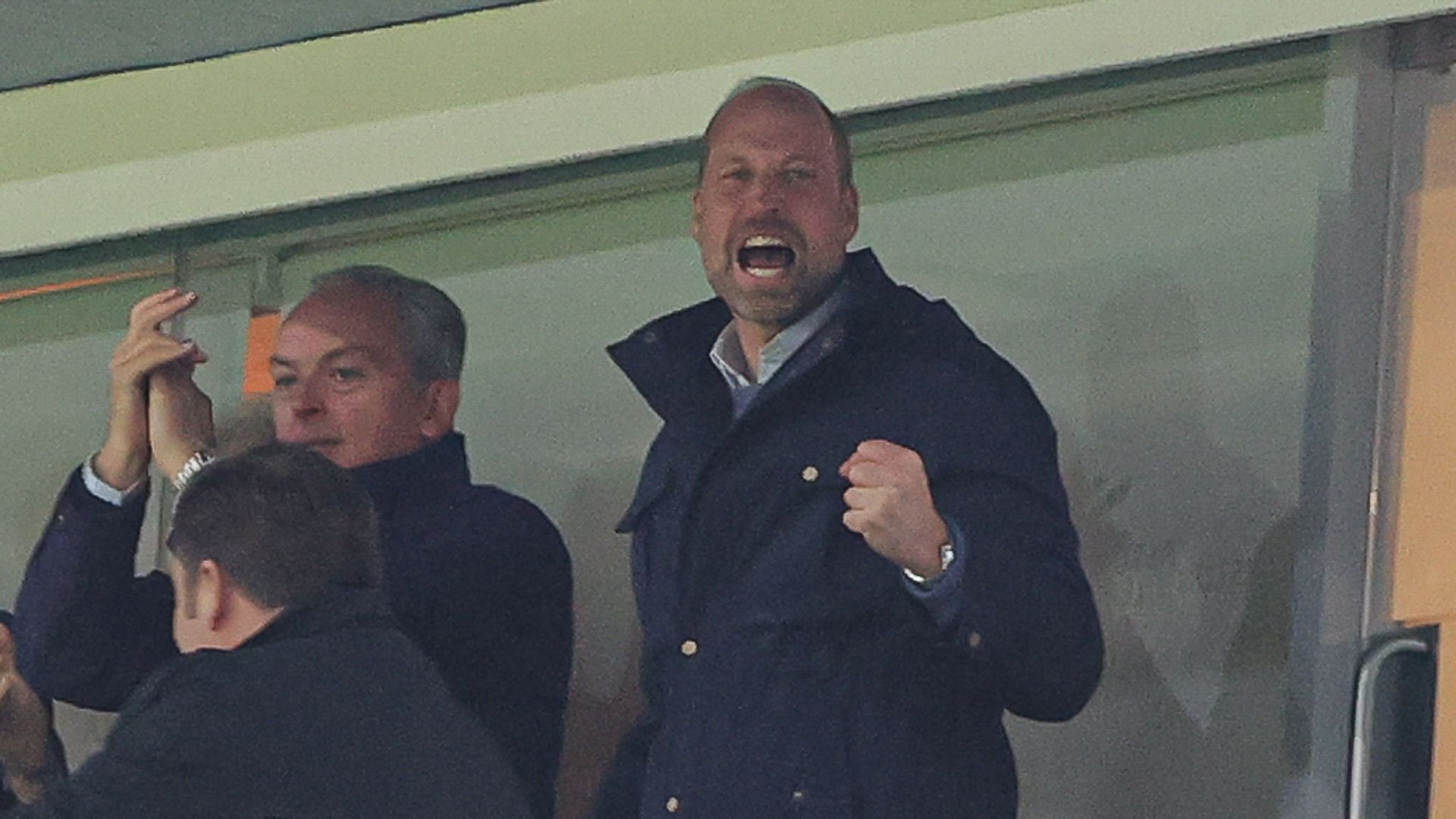 El príncipe Guillermo, eufórico como un verdadero hincha, celebra el pase a la final de su 'amado' Aston Villa