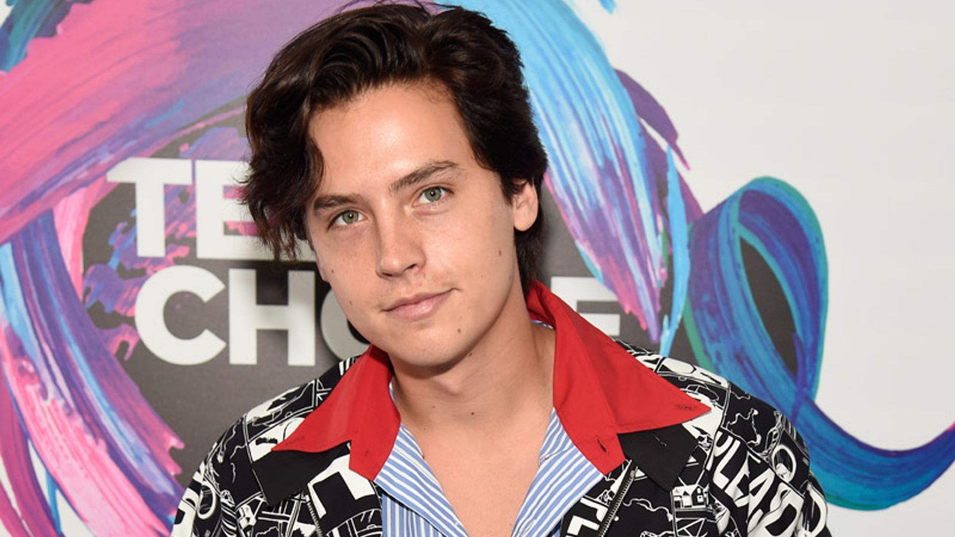Consigue el estilo de Cole Sprouse con las camisas más audaces de la ...