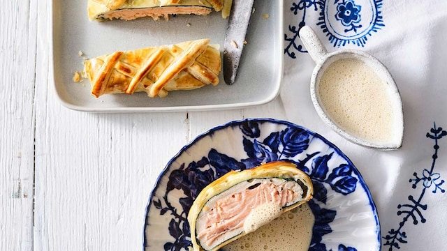 salmon en hojaldre con salsa beurre blanc