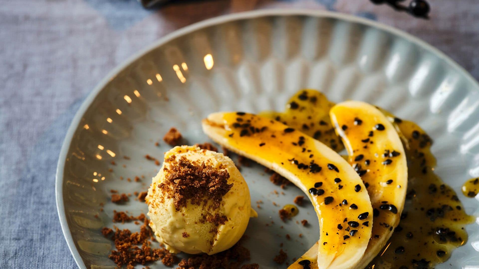 Plátano con fruta de la pasión y helado de vainilla