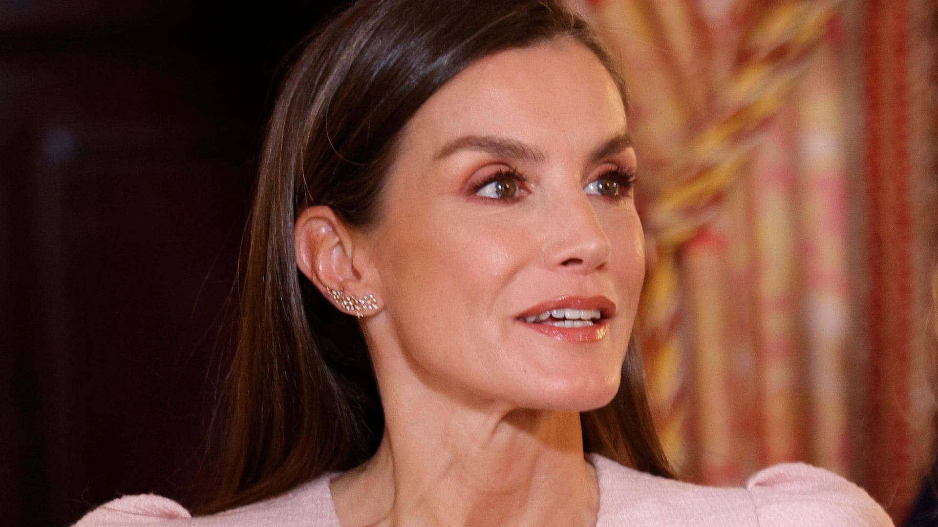 La reina Letizia rinde homenaje a doña Sofía con su look rosa en la imposición del Toisón de Oro