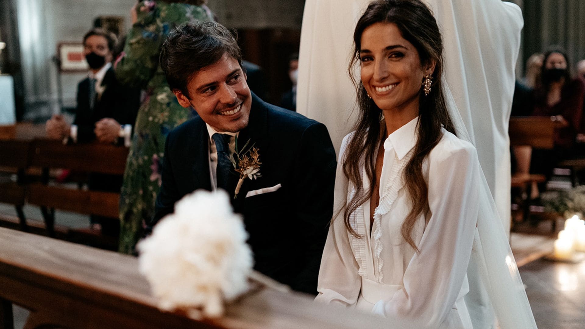 La boda íntima de Mónica, la novia que se casó con un precioso vestido camisero