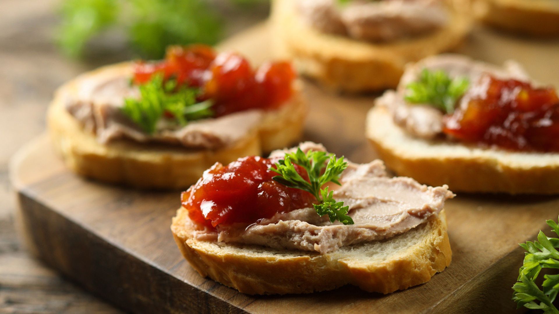 Paté de higaditos de pollo con confitura de tomate