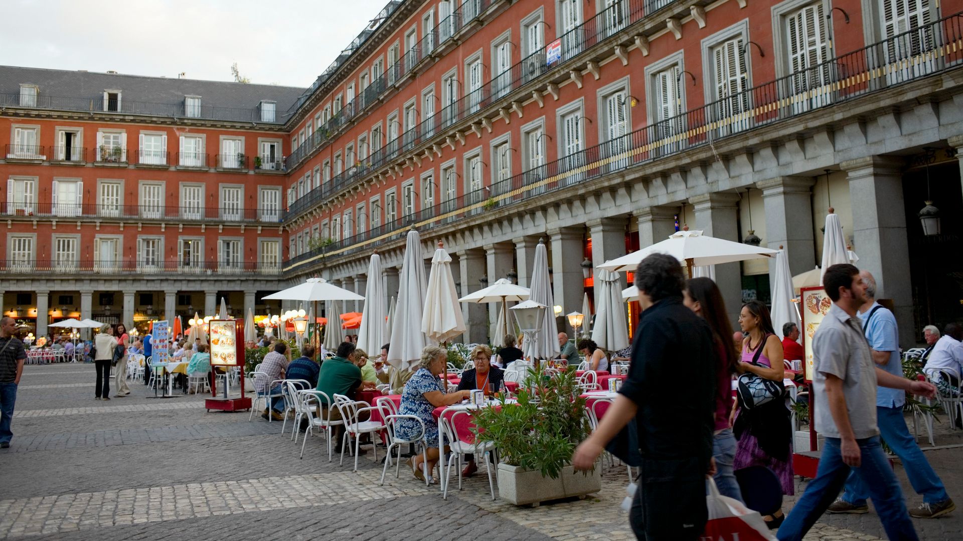 La hostelería cambia sus reglas para proteger a los trabajadores del calor: así es como afectará a las terrazas