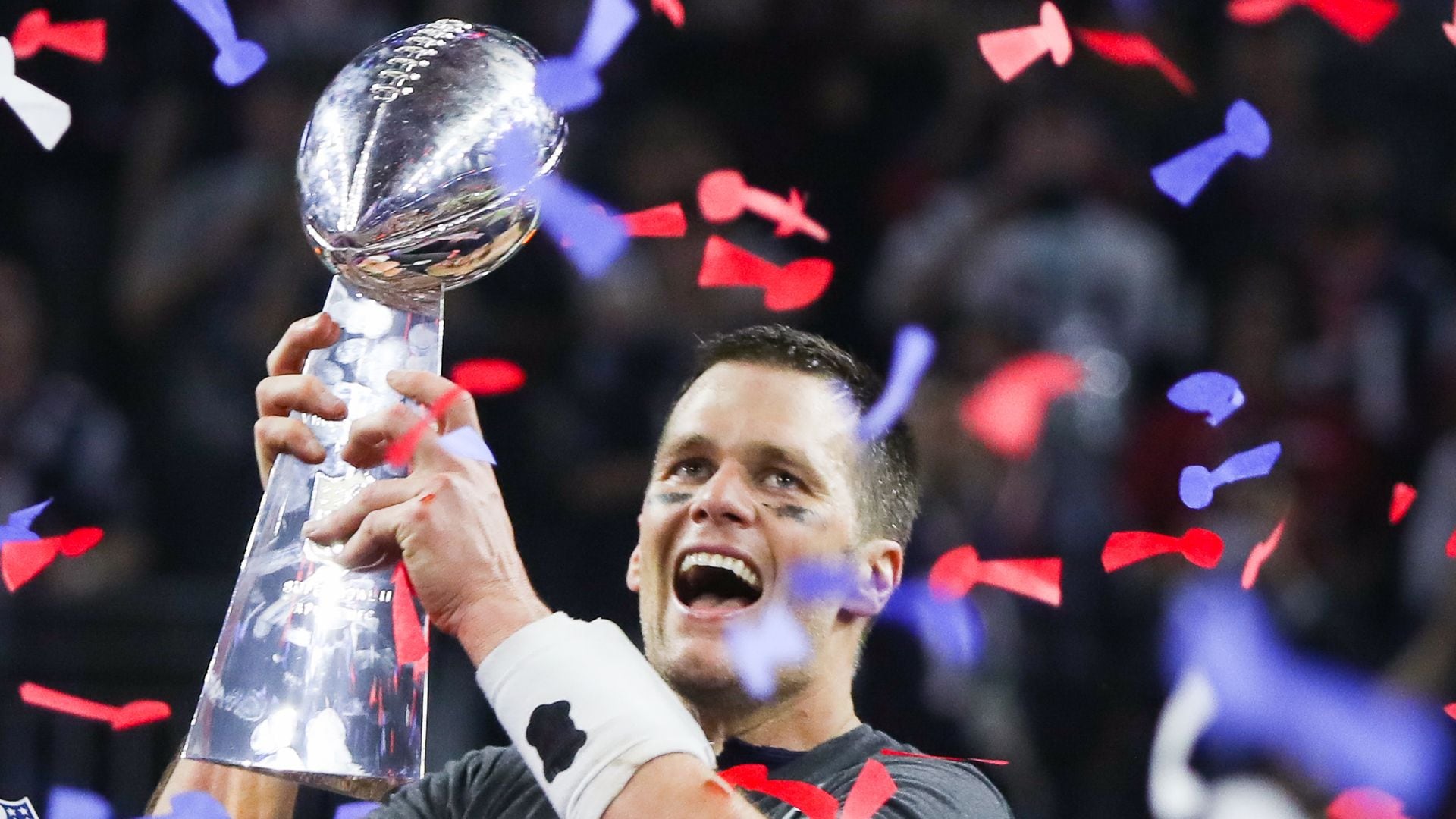 Tom Brady (#12) alza el Trofeo Vince Lombardi tras ganar con los New England Patriots el Super Bowl LI 