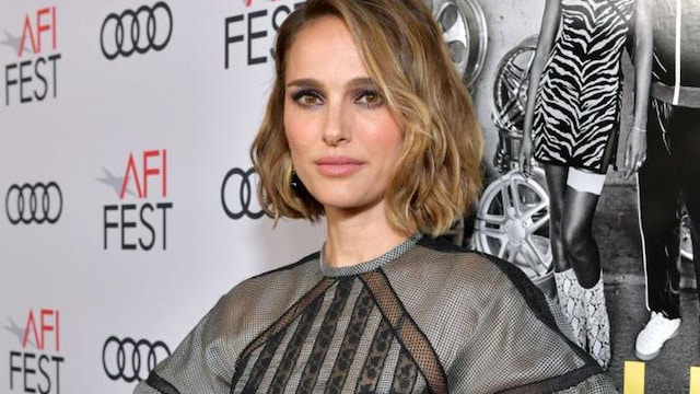 natalie portman con vestido gris semitransparente de la colecci n primavera 2020 de christian dior