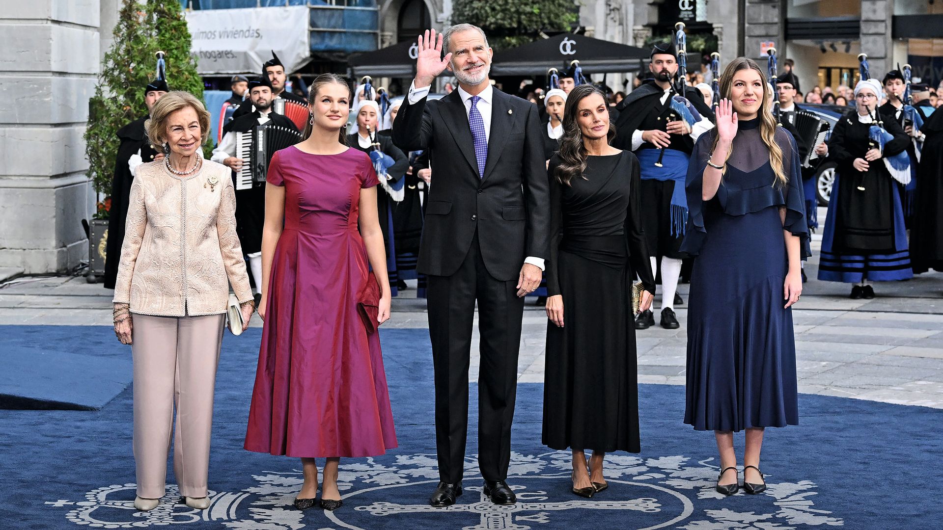 Felipe VI, doña Letizia, la princesa Leonor, la infanta Sofía y la Reina Sofía a su llegada al teatro Campoamor, de Oviedo