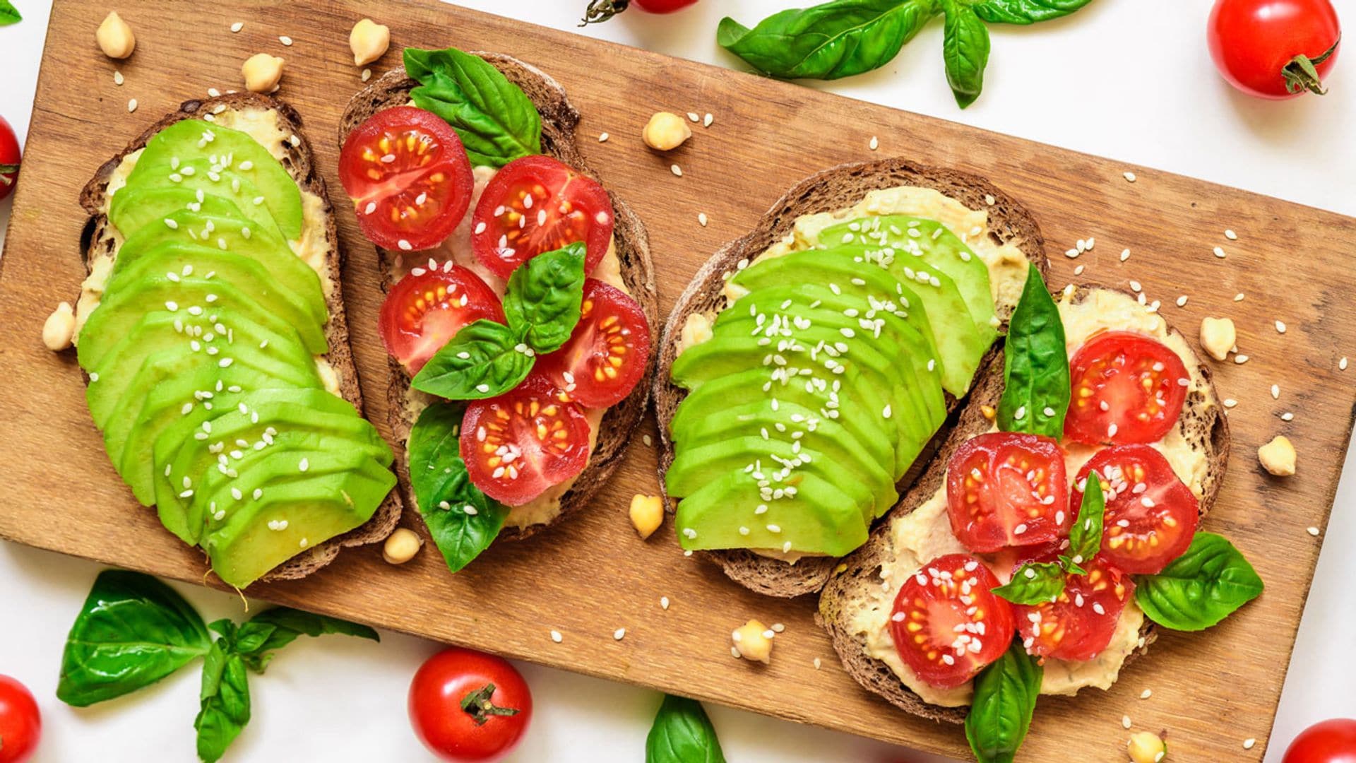 Tostas vistosas, fáciles y perfectas para celebrar el ‘Día del hummus’