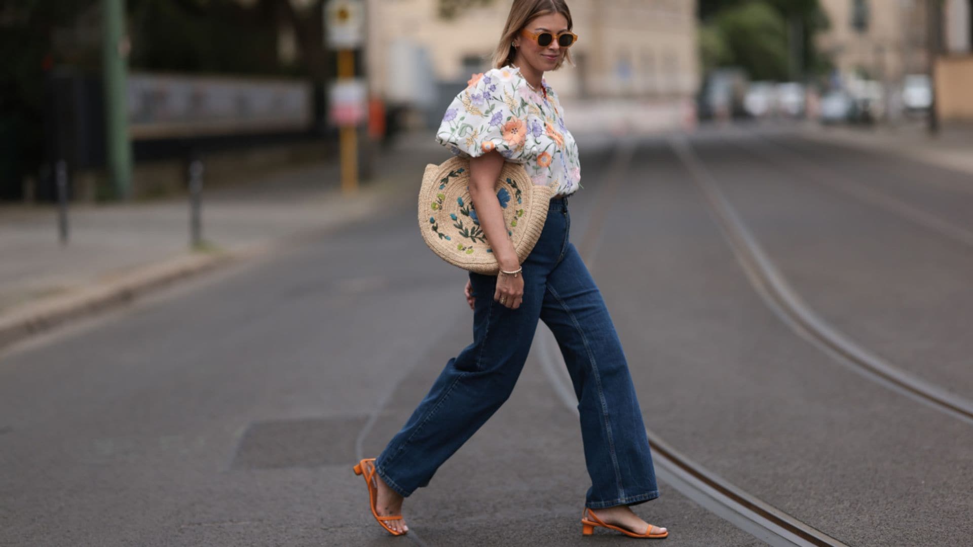 Nuestra estilista propone los mejores looks con tacón cómodo para que no sufran tus pies este verano