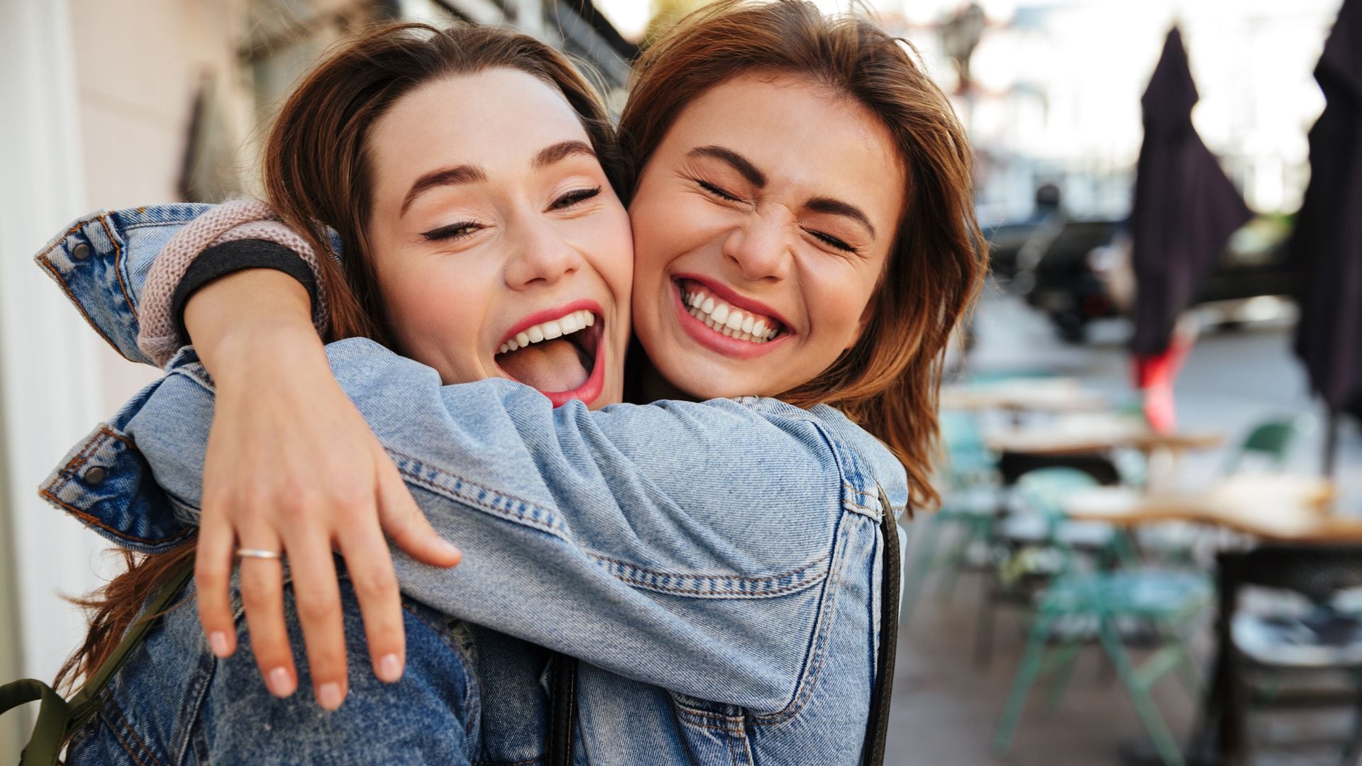 Amigas que se abrazan 