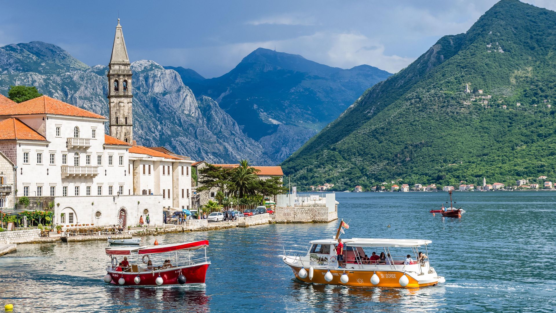 Verano en el pueblo de Perast, en Montenegro