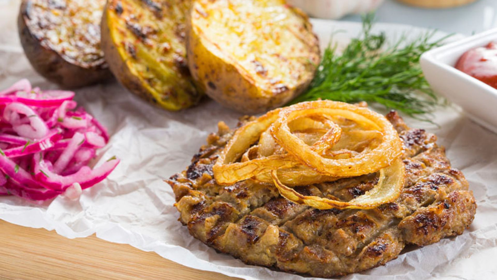 Hamburguesas de cordero con falsas patatas fritas