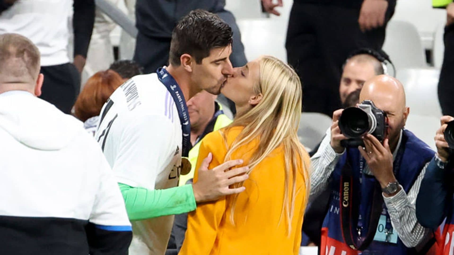 Las lágrimas de la novia de Courtois tras la victoria de su héroe y su felicitación ¡con un beso de película!