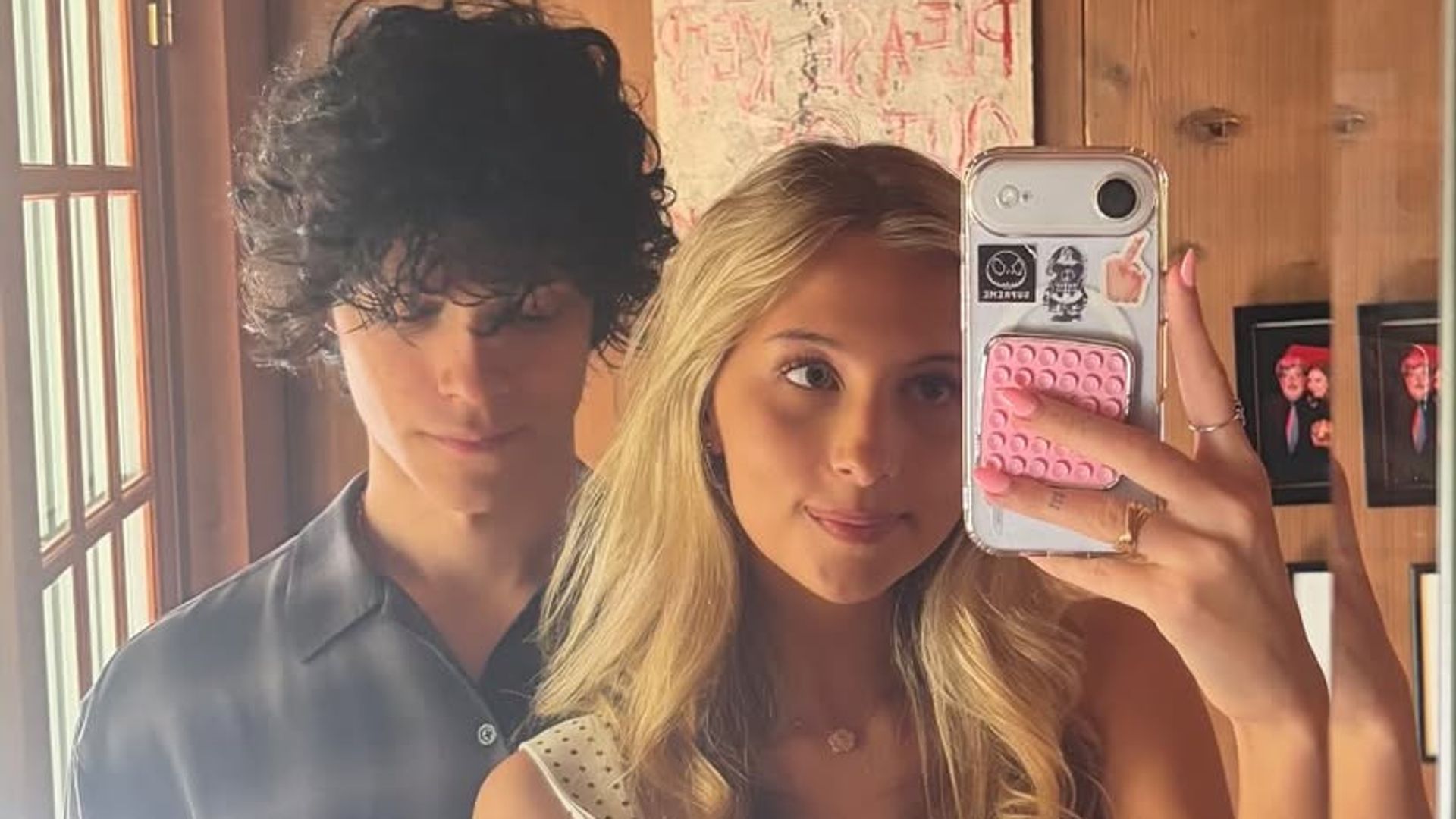  ⁠Romy Mars, la hija de Sofia Coppola, comparte su relación con el hijo del fundador de Supreme