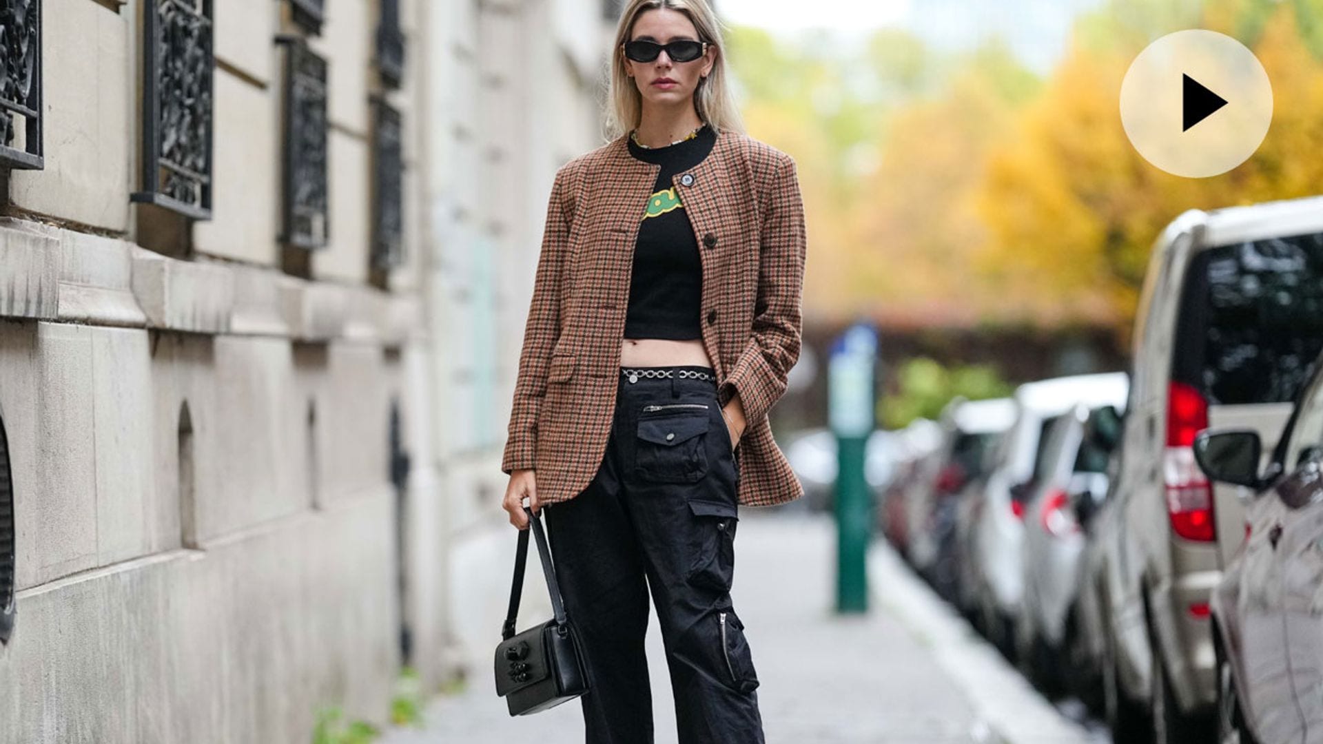 Cinco looks con pantalón 'cargo', el relevo cómodo y práctico de los vaqueros
