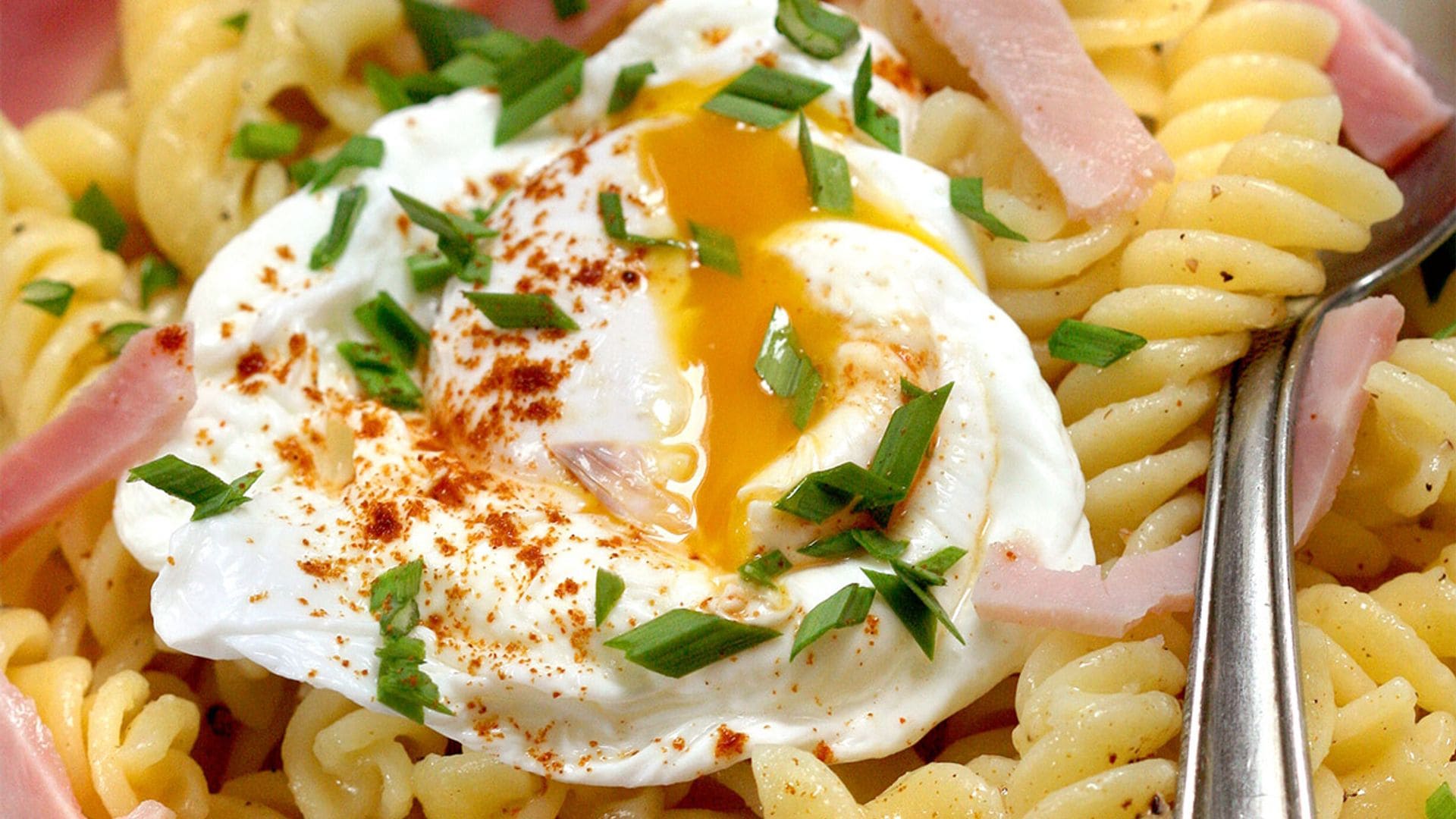 Tornillos de pasta con jamón cocido y huevo escalfado