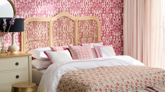 Dormitorio decorad con papel pintado llamativo en color rosa
