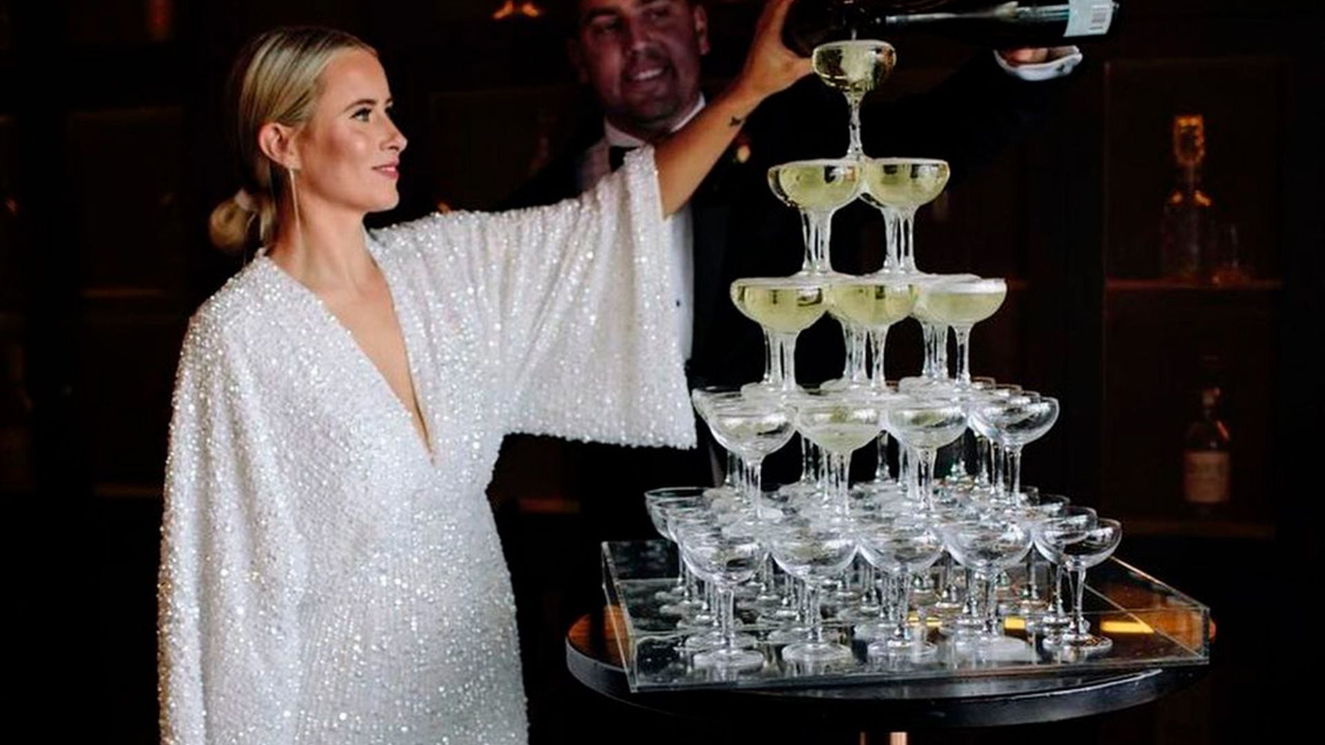 Alerta tendencia: toda boda viral tiene una torre de champán