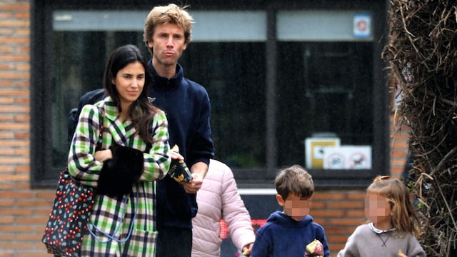 Sassa de Osma con su marido y sus hijos
