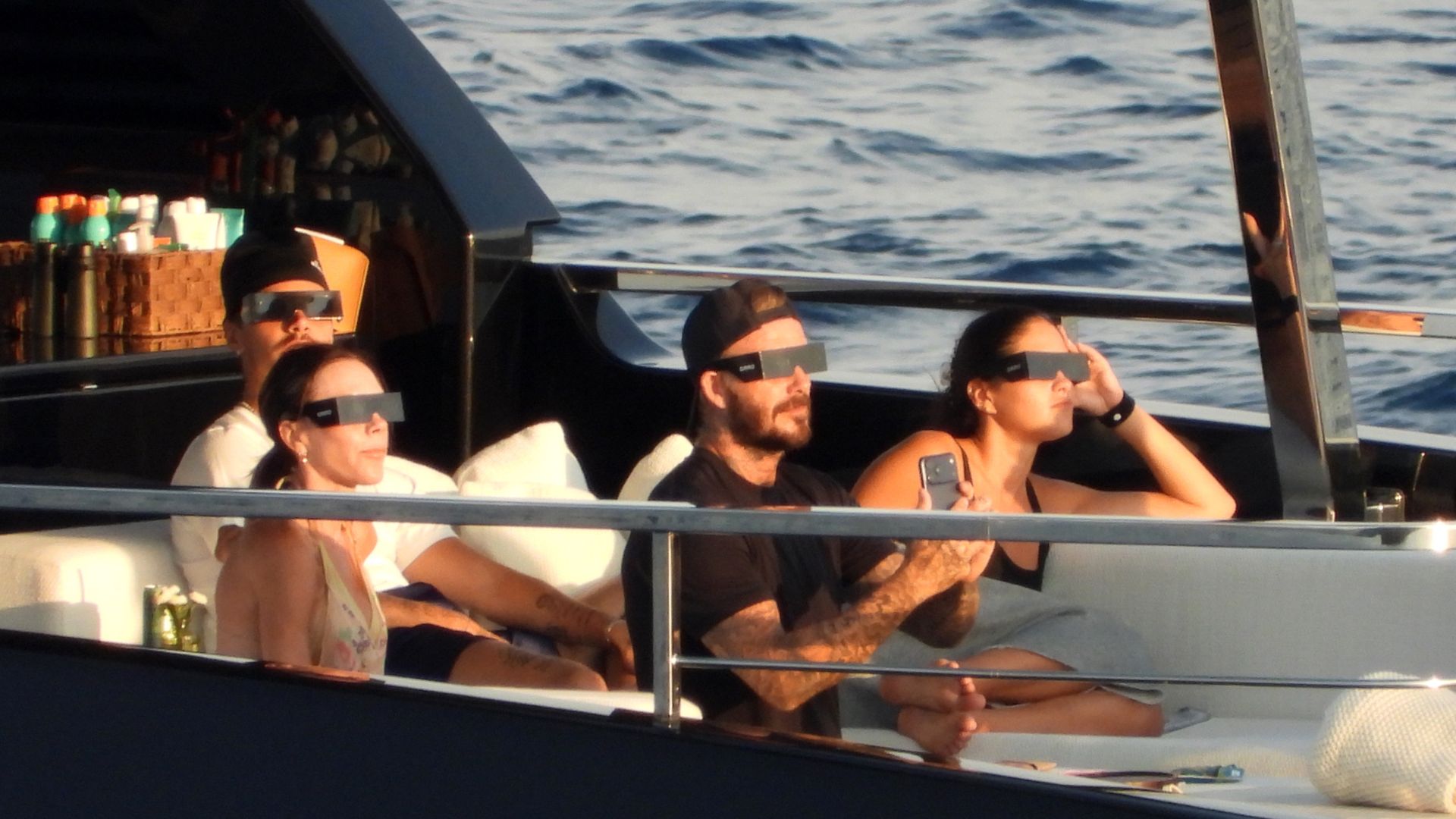 Así vivieron los Beckham el eclipse en Portofino: entre rituales, deseos y lujo a bordo de su yate