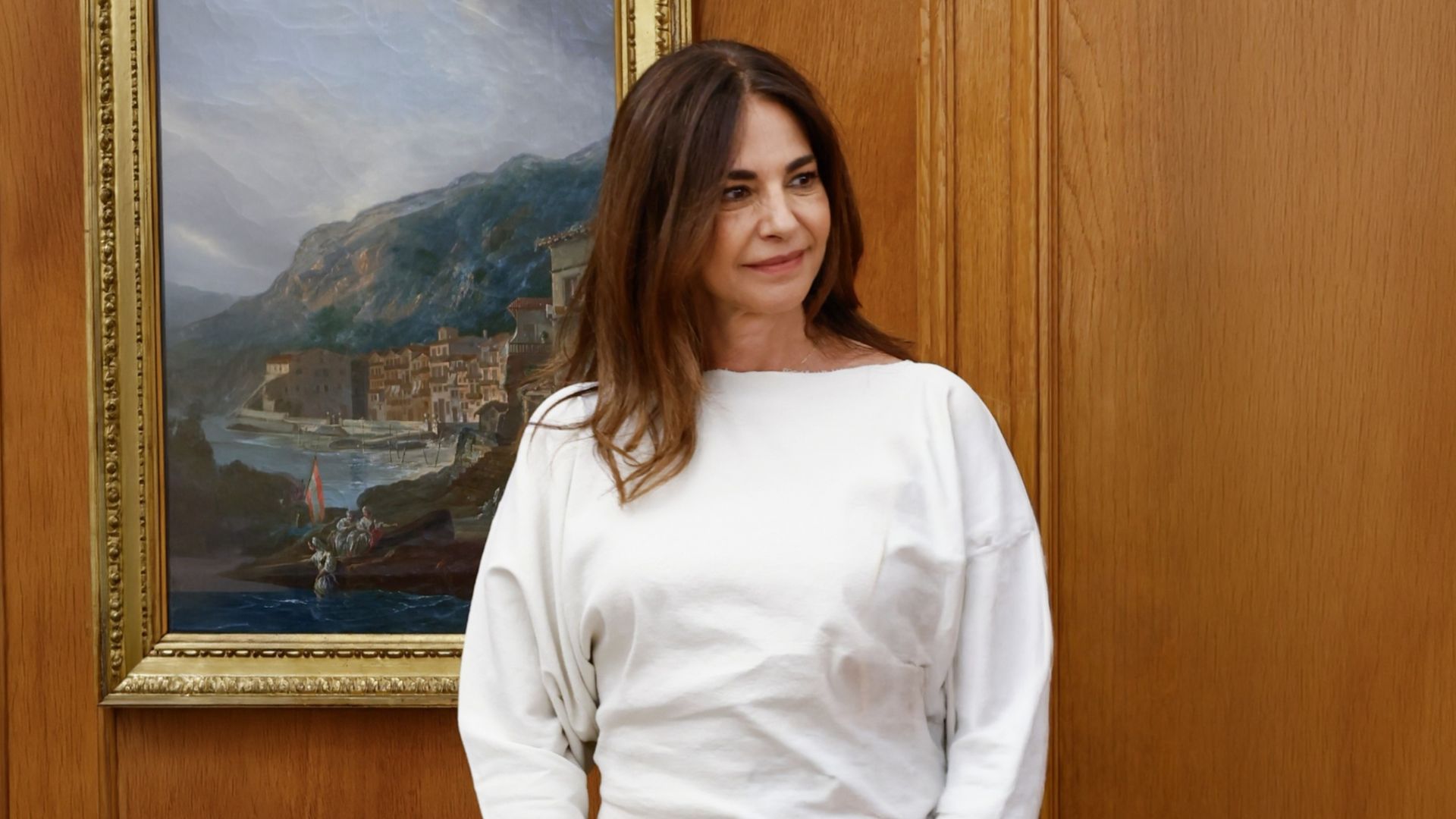 Mariló Montero con un conjunto blanco de lino en un acto en zarzuela con la reina Letizia.
