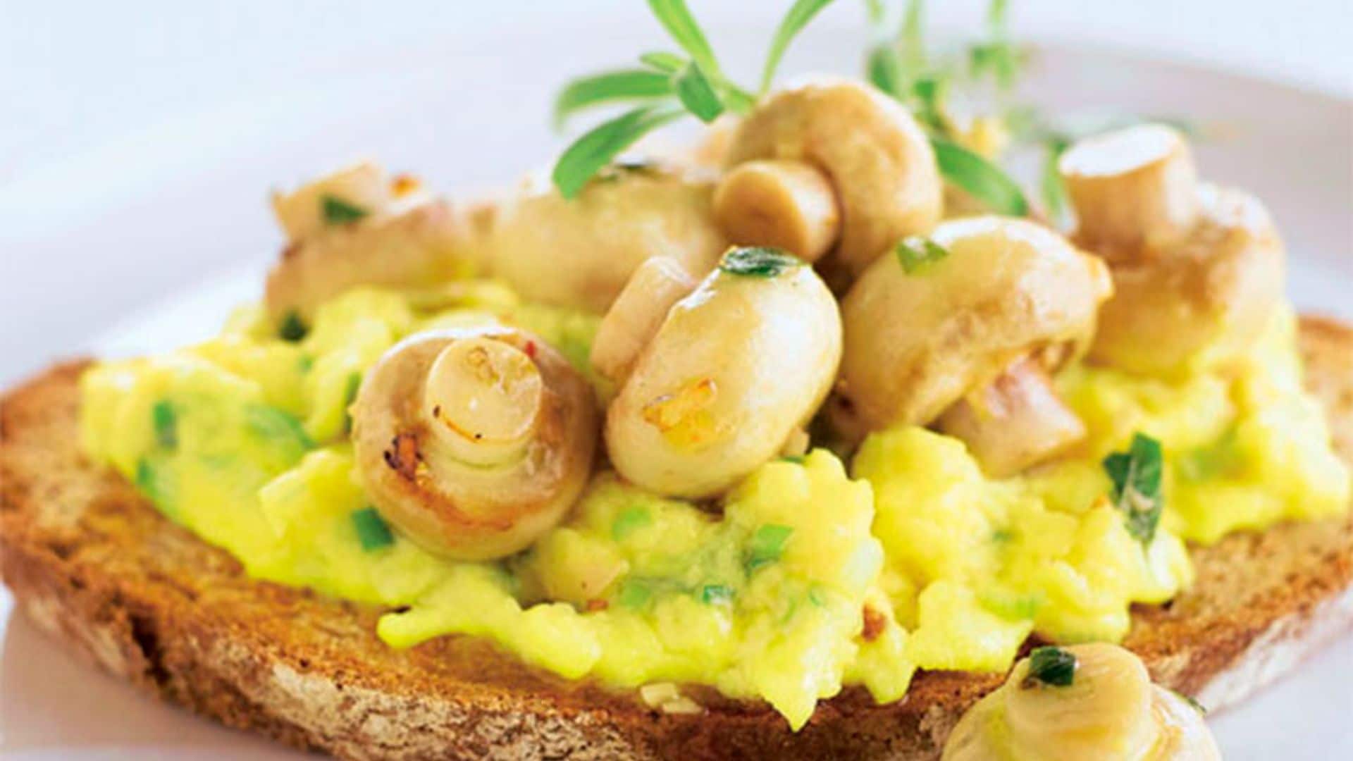 Tosta del payés con huevo revuelto y champiñones