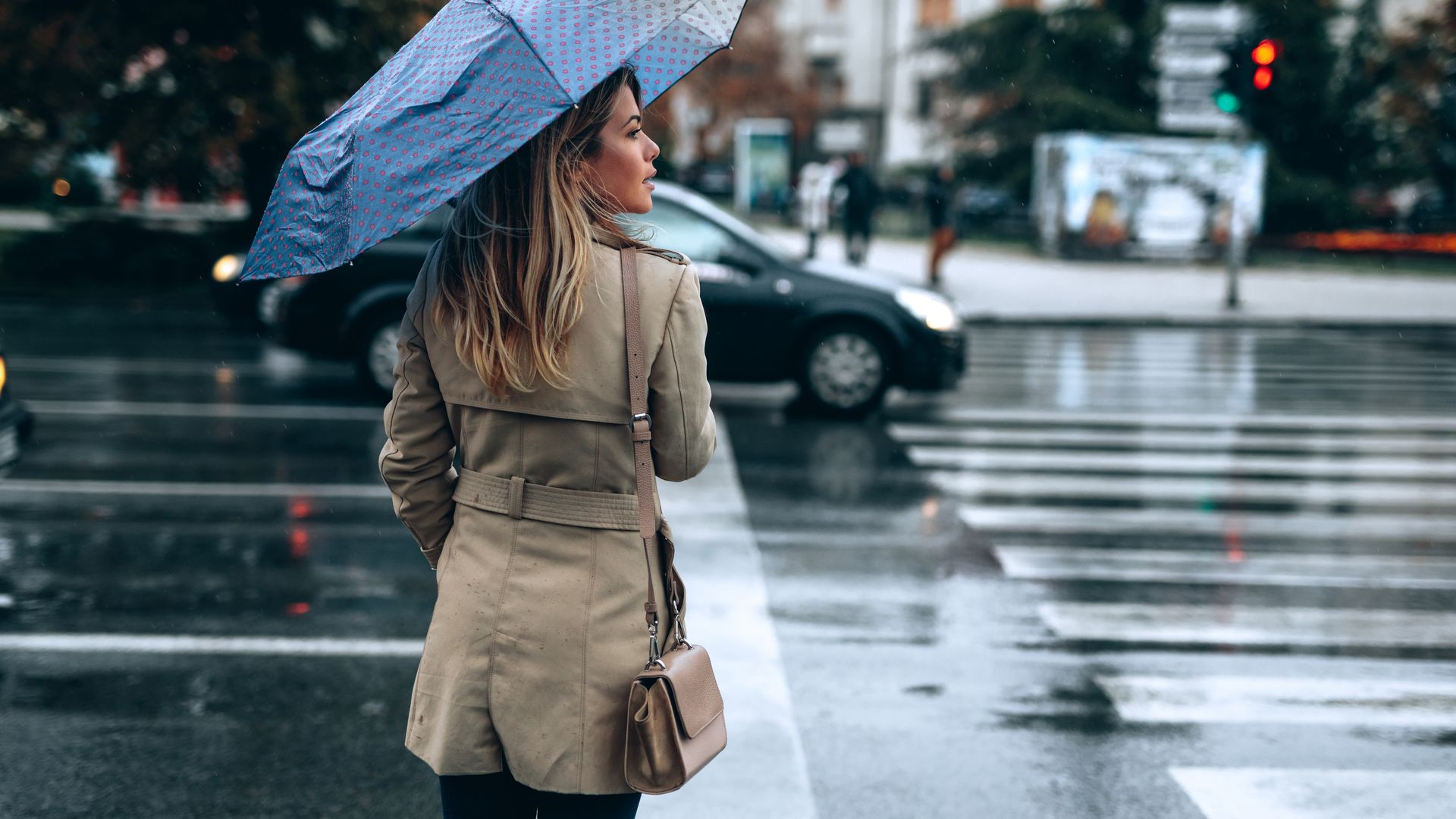 Mujer con paraguas en un día de lluvia en la ciudad